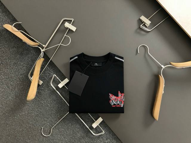 Szn*微宽版型S-Xl 25早春最新锁边刺绣前后幅对应重工重磅短袖，高端品质专柜原单圆领援助，顶级制作工艺进口面料，专柜款独特设计，采用进口高端订制进口丝线手