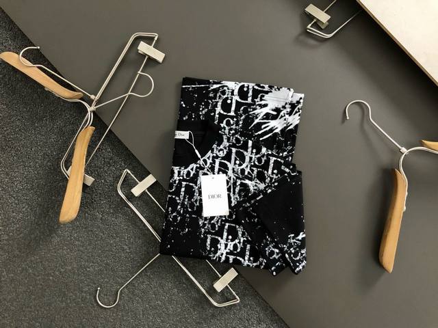 Dir*合身版型S-Xl 25春夏顶级满幅印花重磅经典短袖，精致工艺专柜面料，顶级元素融合打造，经典短袖3标齐全，潮男时尚，无论是上身舒适度还是都是无可比拟的存