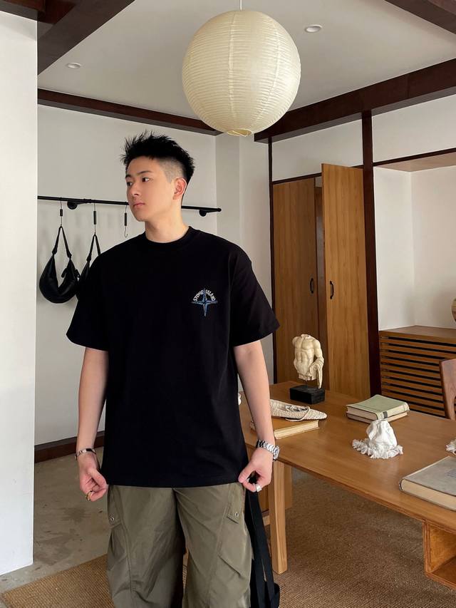 25春夏 石头岛 手绘新款短袖上新 颜色： 黑色 白色 尺寸：Xs S M L Xl 版型：廓形
