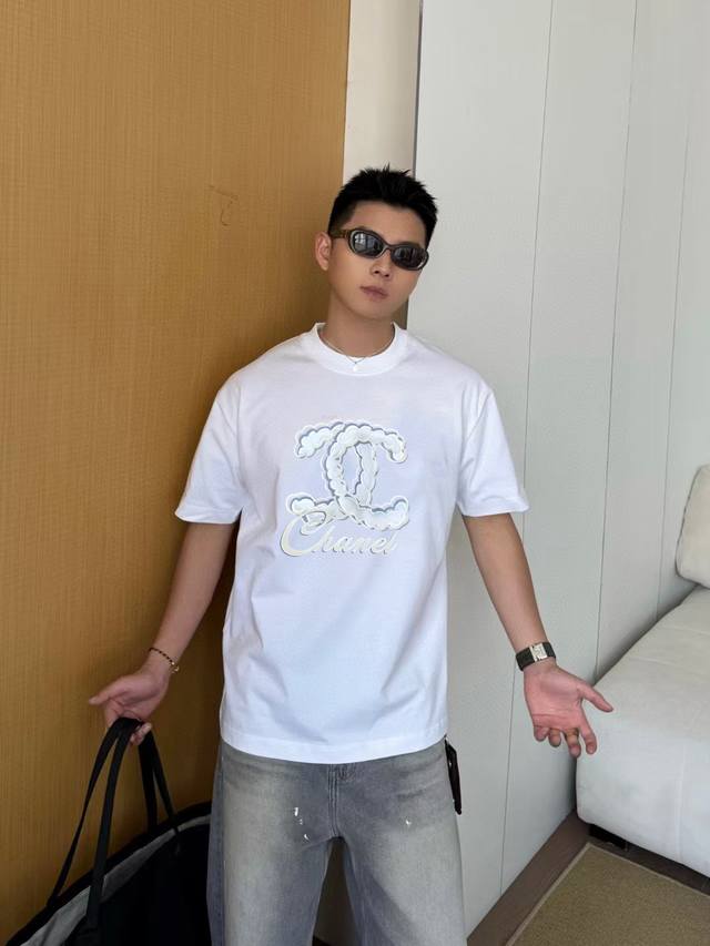香奈儿 Chanel2025夏季新款 双C字母Logo印花 短袖T恤 定制面料300G 男女同款 尺码：S M L Xl Xxl 五个码 颜色：黑色 白色 湖绿