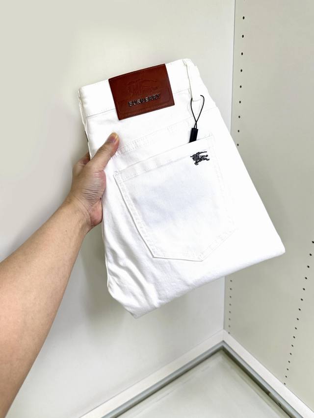 Burberry巴宝莉 新款新品 专柜有售 实体店极品牛仔裤专柜原版1:1好货，适合各个年龄段。市场最高版本的欧洲进口面料。舒适柔软亲肤，上身效果超级棒时尚百搭