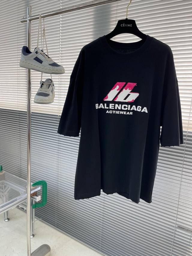 高版本 Balenciag 25春夏新品宽松版型短袖T恤，采用定制340G高克重棉面料，非常有质感，胸口重工锈织胶印印花。袖口下摆均做旧磨破，紧跟时尚潮流。 O