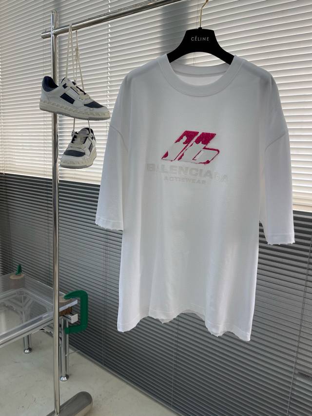高版本 Balenciag 25春夏新品宽松版型短袖T恤，采用定制340G高克重棉面料，非常有质感，胸口重工锈织胶印印花。袖口下摆均做旧磨破，紧跟时尚潮流。 O