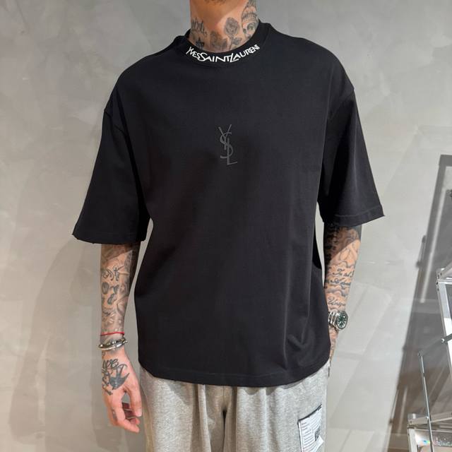 新款Ysl，新款T恤，面料采用顶级原版精梳棉洗水面料，立体印花图案设计，时尚潮流，顶级的做工，高端品质！男女同款。尺码：Xs-Xl