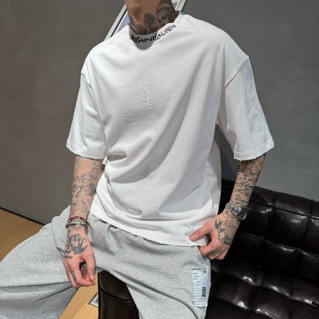 新款Ysl，新款T恤，面料采用顶级原版精梳棉洗水面料，立体印花图案设计，时尚潮流，顶级的做工，高端品质！男女同款。尺码：Xs-Xl