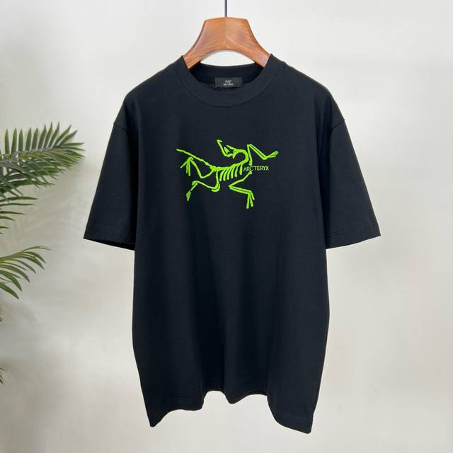 始祖鸟这件T恤太炸街啦！胸前大立体胶印Logo，醒目又个性，一眼就被吸引。纯棉材质超舒适透气，宽松版型休闲百搭，无论男女都能轻松驾驭潮流感。夏天就要穿它，快冲！