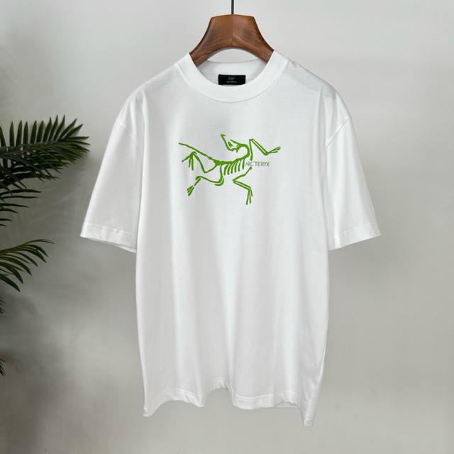 始祖鸟这件T恤太炸街啦！胸前大立体胶印Logo，醒目又个性，一眼就被吸引。纯棉材质超舒适透气，宽松版型休闲百搭，无论男女都能轻松驾驭潮流感。夏天就要穿它，快冲！