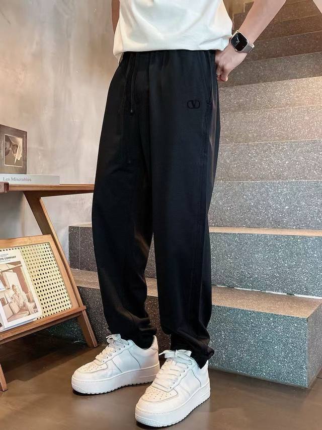 华伦休闲裤 季度：2025夏款 尺码：M-3Xl 版型：直筒休闲裤 工艺：后幅口袋洗水刺绣装饰本布定标 定制Logo 简约时尚