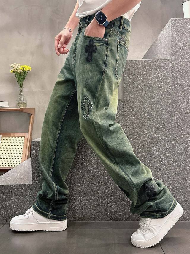96075克罗心牛仔裤 季度：2025春夏款 尺码：46-58 版型：宽松直筒牛仔 工艺：后幅口袋洗水刺绣装饰本布定标 整件做了不规则刺绣图案 定制Logo 工