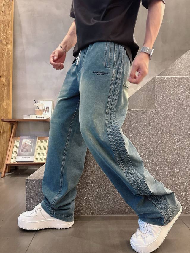 25春夏新款大王复古水洗软牛仔裤，男士高街时尚超弹宽松牛仔裤。洋行顶尖订单系列，一款绝对重工的顶级单品，标志性刺绣Logo标识，复古单宁牛仔布料，为经典衣橱注入