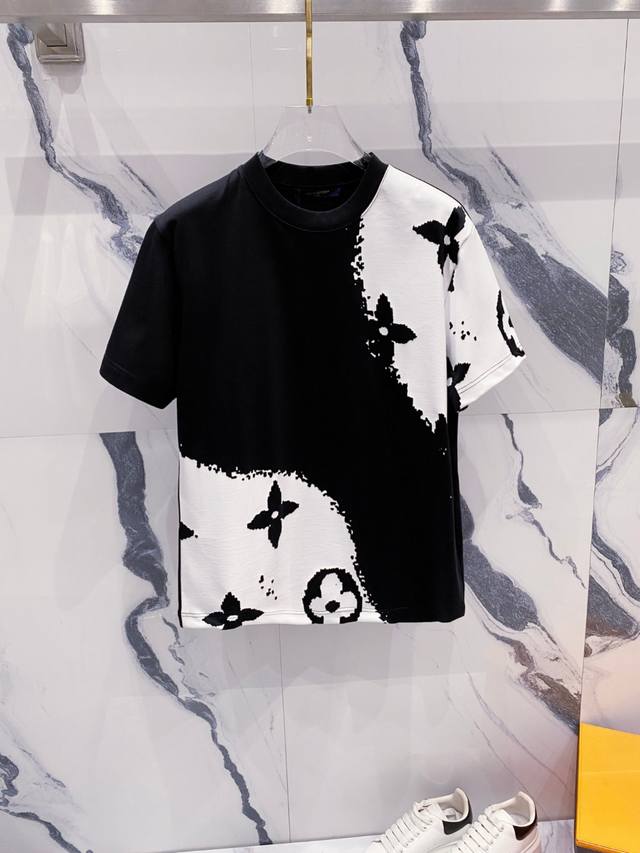 Lv 2025夏装新款男女同款短袖T恤，！定制专属纯棉面料，定制原版工艺螺纹，胸前重工字母Logo工艺设计！简约大方，从容百搭，档次极高，完美融入时尚还有风情感
