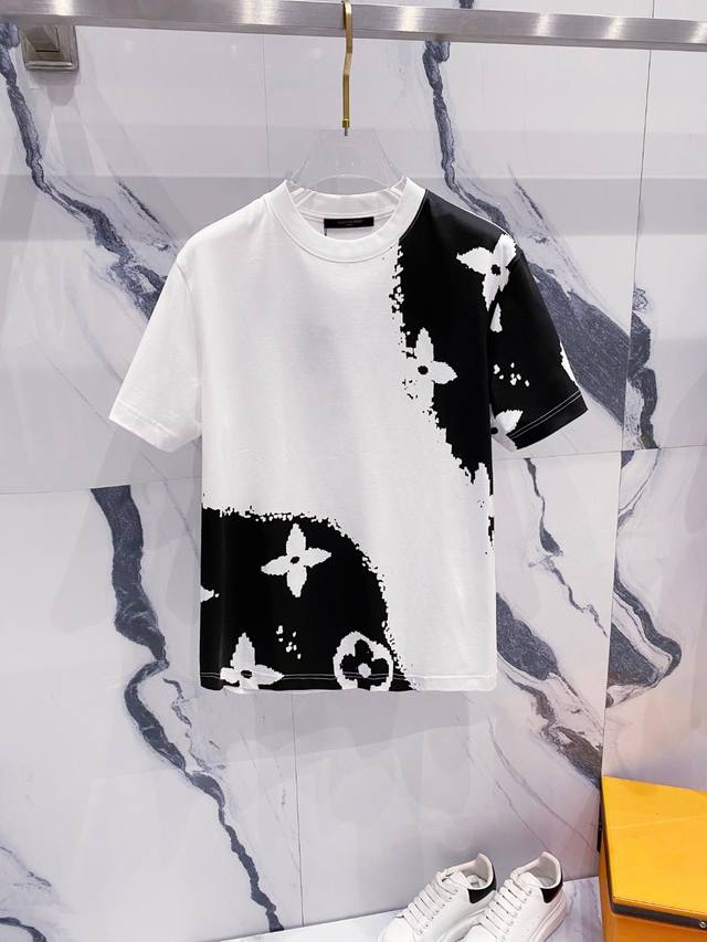 Lv 2025夏装新款男女同款短袖T恤，！定制专属纯棉面料，定制原版工艺螺纹，胸前重工字母Logo工艺设计！简约大方，从容百搭，档次极高，完美融入时尚还有风情感