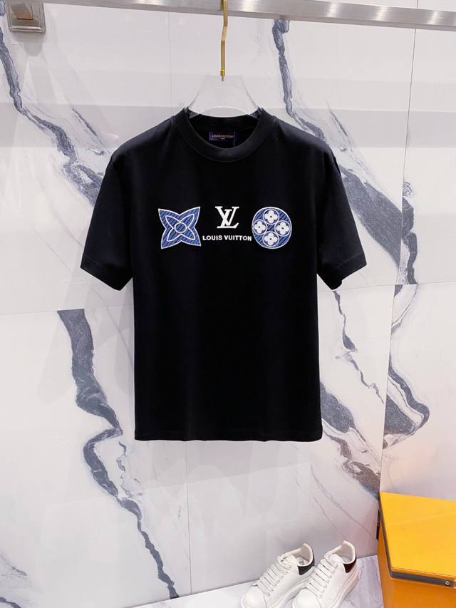 Lv 2025夏装新款男女同款短袖T恤，！定制专属纯棉面料，定制原版工艺螺纹，胸前重工字母Logo工艺设计！简约大方，从容百搭，档次极高，完美融入时尚还有风情感