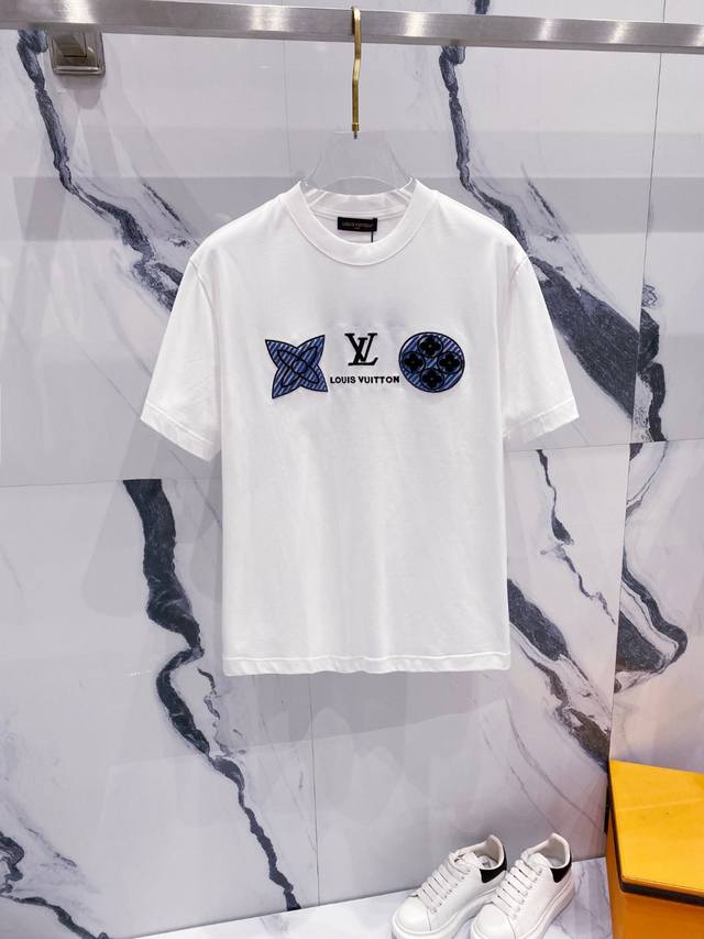 Lv 2025夏装新款男女同款短袖T恤，！定制专属纯棉面料，定制原版工艺螺纹，胸前重工字母Logo工艺设计！简约大方，从容百搭，档次极高，完美融入时尚还有风情感