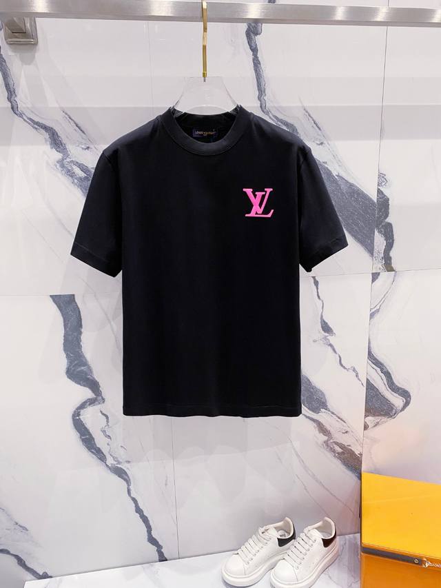 Lv 2025夏装新款男女同款短袖T恤，！定制专属纯棉面料，定制原版工艺螺纹，胸前重工字母Logo工艺设计！简约大方，从容百搭，档次极高，完美融入时尚还有风情感