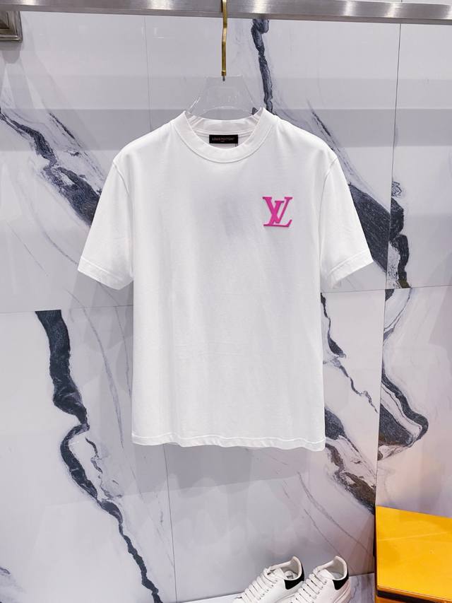 Lv 2025夏装新款男女同款短袖T恤，！定制专属纯棉面料，定制原版工艺螺纹，胸前重工字母Logo工艺设计！简约大方，从容百搭，档次极高，完美融入时尚还有风情感