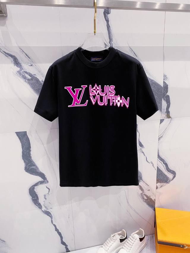 Lv 2025夏装新款男女同款短袖T恤，！定制专属纯棉面料，定制原版工艺螺纹，胸前重工字母Logo工艺设计！简约大方，从容百搭，档次极高，完美融入时尚还有风情感