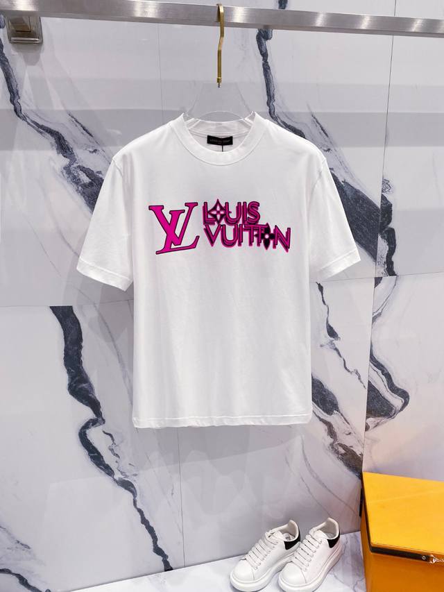 Lv 2025夏装新款男女同款短袖T恤，！定制专属纯棉面料，定制原版工艺螺纹，胸前重工字母Logo工艺设计！简约大方，从容百搭，档次极高，完美融入时尚还有风情感