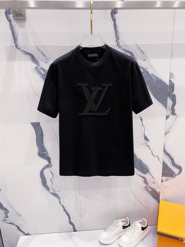 Lv 2025夏装新款男女同款短袖T恤，！定制专属纯棉面料，定制原版工艺螺纹，胸前重工字母Logo工艺设计！简约大方，从容百搭，档次极高，完美融入时尚还有风情感