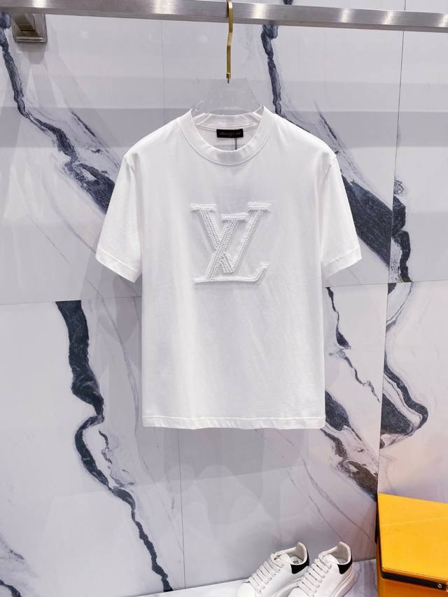Lv 2025夏装新款男女同款短袖T恤，！定制专属纯棉面料，定制原版工艺螺纹，胸前重工字母Logo工艺设计！简约大方，从容百搭，档次极高，完美融入时尚还有风情感