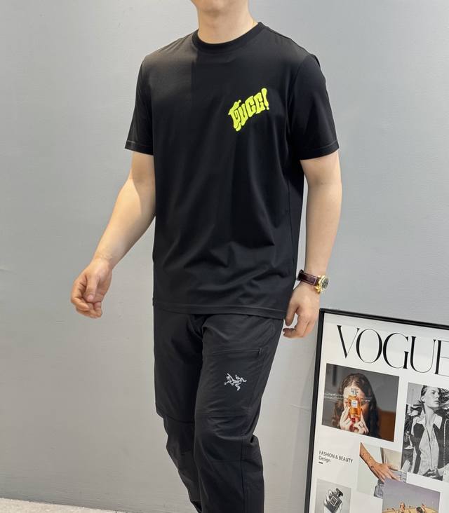 Gucc*潮牌25S新款丝光棉T恤.潮人必备！胸前定制品牌图形撞色绣花工艺.荧光绿色搭配.高逼格绣花.减龄搭配.色彩搭配时尚好看.整体效果年轻有活力！采用220