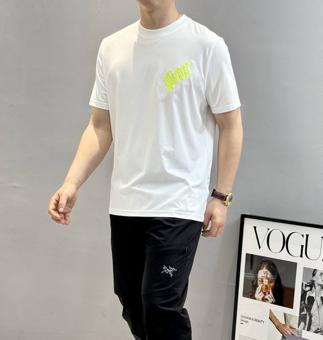 Gucc*潮牌25S新款丝光棉T恤.潮人必备！胸前定制品牌图形撞色绣花工艺.荧光绿色搭配.高逼格绣花.减龄搭配.色彩搭配时尚好看.整体效果年轻有活力！采用220