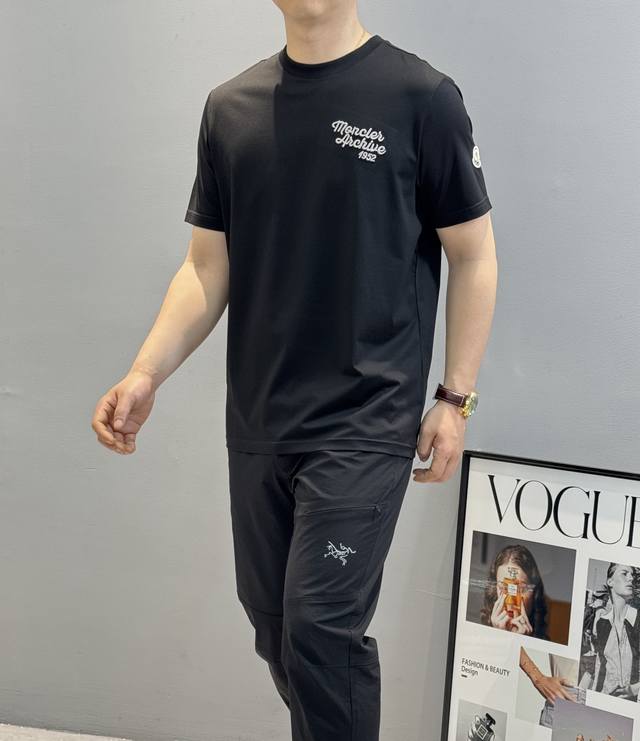 Moncl 蒙*25S新款圆领T恤.代工出品！！此款打底衫以基础的版型为框架.胸口采用品牌字母刺绣工艺，细节为整体搭配起到至关重要的作用，袖口经典小帽子绣花造型