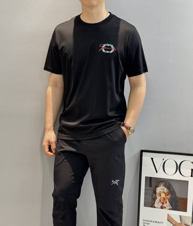 Givench*Y 纪梵希2025S限定款.春夏新款百搭单品。以其简约而精致的设计，再次向时尚界展示了这个经典品牌的魅力。黑白蓝调的运用，犹如冬日里的一抹亮色，