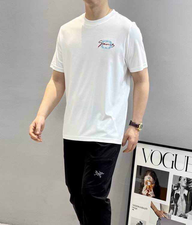 Givench*Y 纪梵希2025S限定款.春夏新款百搭单品。以其简约而精致的设计，再次向时尚界展示了这个经典品牌的魅力。黑白蓝调的运用，犹如冬日里的一抹亮色，
