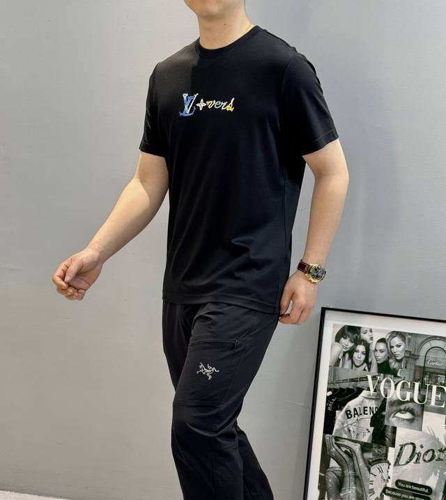 驴牌*25S春夏新款圆领短T. 原单品质！重工3D绣花.精致彩色Lv字母搭配.视觉感受超前！悬垂感强！手感质感都极完美！胸口Logo的经典设计完美的丰富大家的视