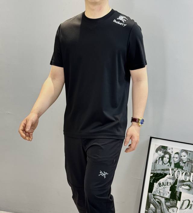 Bbr*巴宝-莉25S春夏经典款圆领T恤.小红书同款～肩膀部位战马绣花.3D刺绣品质超好！绝对经得起时间的考验！！超舒适透气的220G莫代尔长绒棉，吸汗性和透气