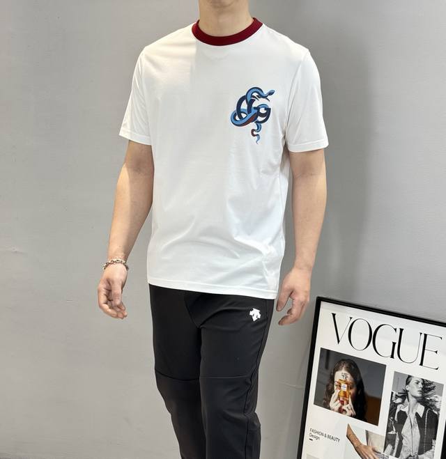 Gucc*古齐25S夏季情侣圆领短袖.小红书同步～时尚潮流！极为难得的款式，采用190丝光棉面料，贴身体感非常舒适透气.......领口袖口撞色订制.Gg搭配蛇