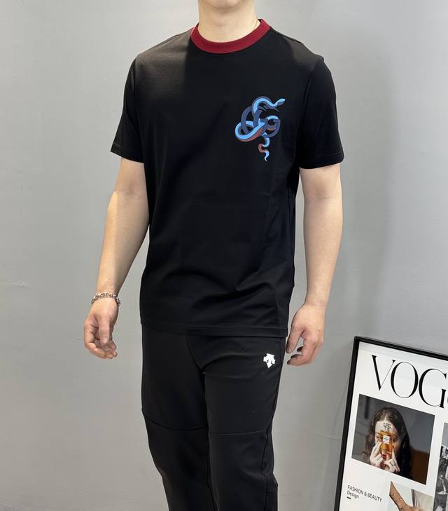 Gucc*古齐25S夏季情侣圆领短袖.小红书同步～时尚潮流！极为难得的款式，采用190丝光棉面料，贴身体感非常舒适透气.......领口袖口撞色订制.Gg搭配蛇