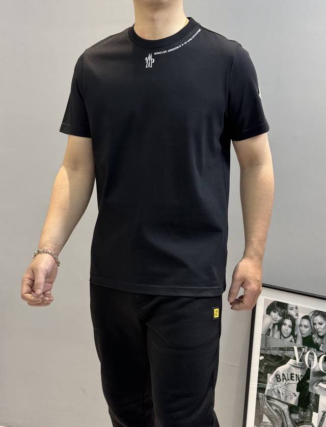 Moncler 蒙-口2025Ss 短袖T恤，领口下方经典品牌字母设计.袖子搭配原版小帽子.240G纯棉双纱面料，对色定染面料，超精细平网印花工艺，潮流感十足，