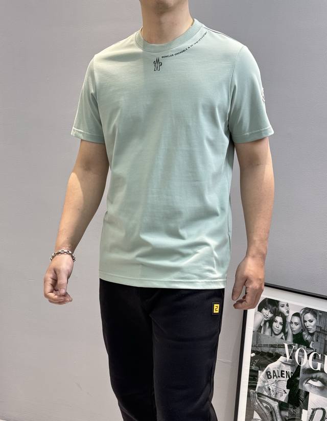 Moncler 蒙-口2025Ss 短袖T恤，领口下方经典品牌字母设计.袖子搭配原版小帽子.240G纯棉双纱面料，对色定染面料，超精细平网印花工艺，潮流感十足，