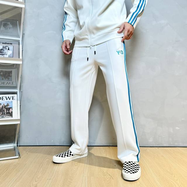 外套 裤子 Y-3*山本耀司超高品” S新款运动天丝套装.男女同款！休闲运动风格.Y3新推系列将条纹织带巧妙融入运动装设计，塑就一系列充满复古风情的运动风单品。