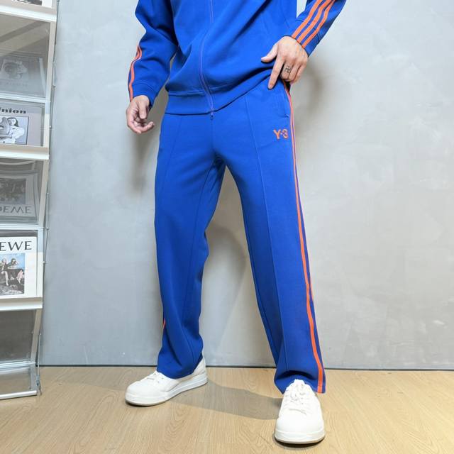 外套 裤子 Y-3*山本耀司超高品” S新款运动天丝套装.男女同款！休闲运动风格.Y3新推系列将条纹织带巧妙融入运动装设计，塑就一系列充满复古风情的运动风单品。