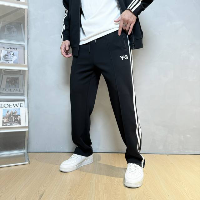 外套 裤子 Y-3*山本耀司超高品” S新款运动天丝套装.男女同款！休闲运动风格.Y3新推系列将条纹织带巧妙融入运动装设计，塑就一系列充满复古风情的运动风单品。