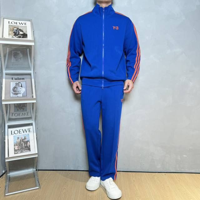 外套 裤子 Y-3*山本耀司超高品” S新款运动天丝套装.男女同款！休闲运动风格.Y3新推系列将条纹织带巧妙融入运动装设计，塑就一系列充满复古风情的运动风单品。