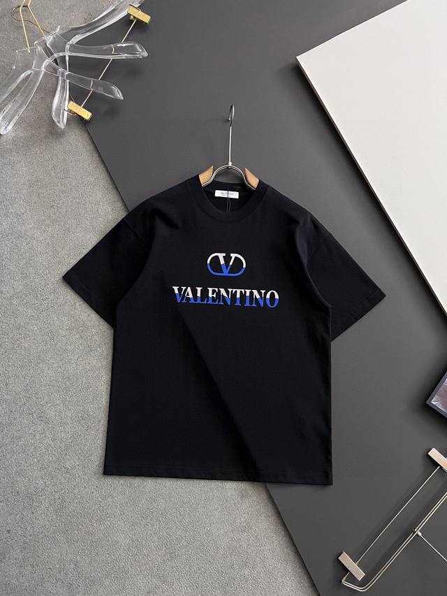 25款Valentin*华伦天努最新独家爆款*. 重克280克纯棉双纱 爆款现货四季系列短袖，简约基础衣橱神器， 休闲百搭必备款 做工走线质感一流，两色推荐：白