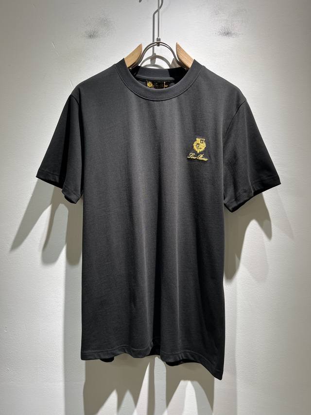 Loro Piana诺悠翩雅 2025春夏男士最新的贸易订单短袖T恤，全品相！！上身舒适透气，不僵硬，整体有着丰富的立体感，品质出口订单，衣身Logo图案刺绣设
