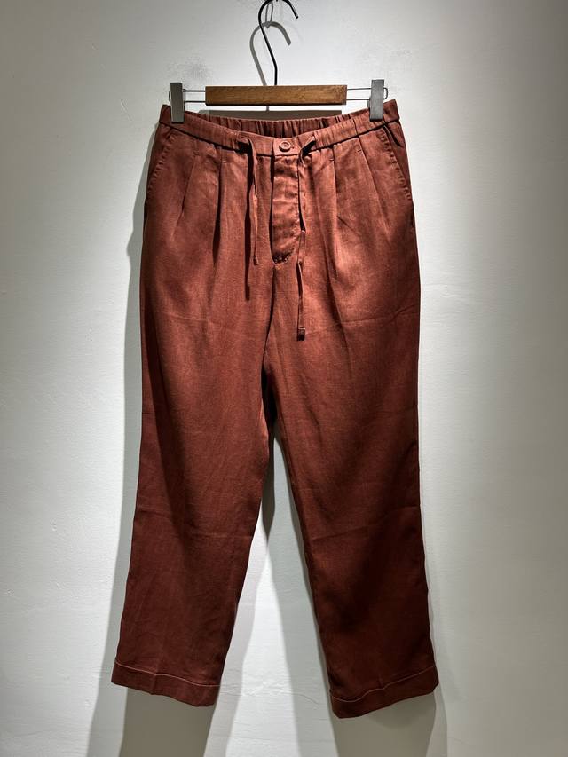 Loro Piana诺悠翩雅 2025春夏新品男士纯亚麻休闲裤，最新的贸易订单全品相！！网红款！上身舒适透气，不僵硬，整体有着丰富的立体感，品质出口订单，定制专