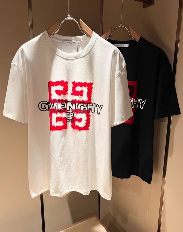 Giv*Chy 纪*希2025春夏新款男女同款短袖T恤，主创时尚注入了全新时尚能量。通过探索各种题材和性感魅力，极具辨识度，引领全新街头时尚潮流。该款是G家独家