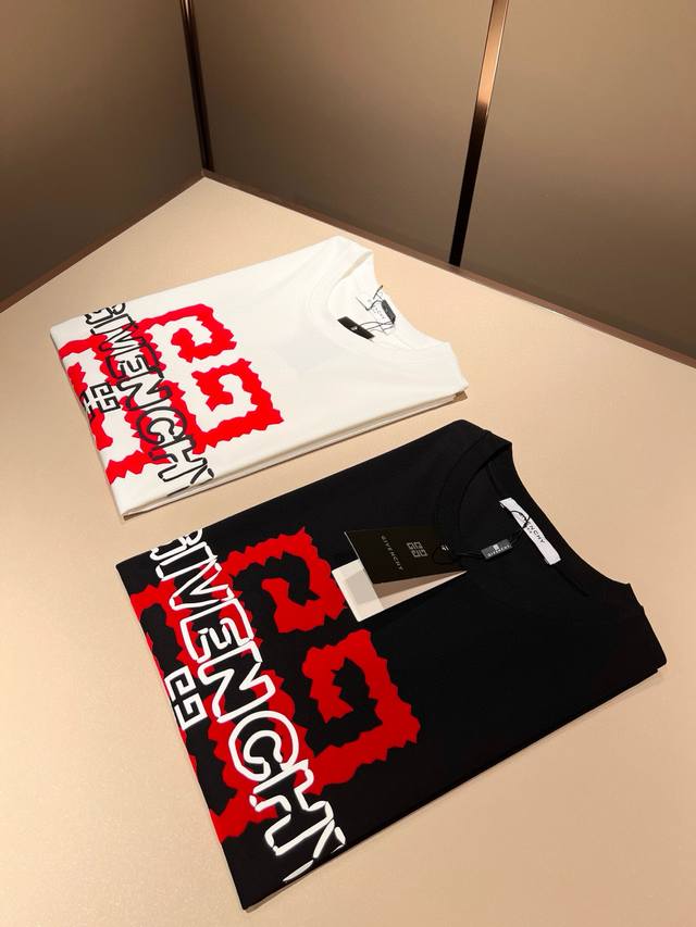 Giv*Chy 纪*希2025春夏新款男女同款短袖T恤，主创时尚注入了全新时尚能量。通过探索各种题材和性感魅力，极具辨识度，引领全新街头时尚潮流。该款是G家独家