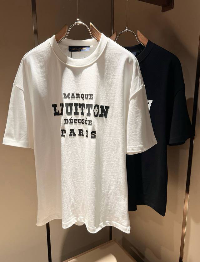 Louisvuitt*路易*登 2025春夏全新系列单品上线，非常时髦前卫的一款男女同款短袖T恤，标识Logo图案压胶印花修饰！区别于以往的不同，宣示品牌传承多