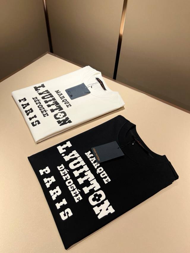 Louisvuitt*路易*登 2025春夏全新系列单品上线，非常时髦前卫的一款男女同款短袖T恤，标识Logo图案压胶印花修饰！区别于以往的不同，宣示品牌传承多