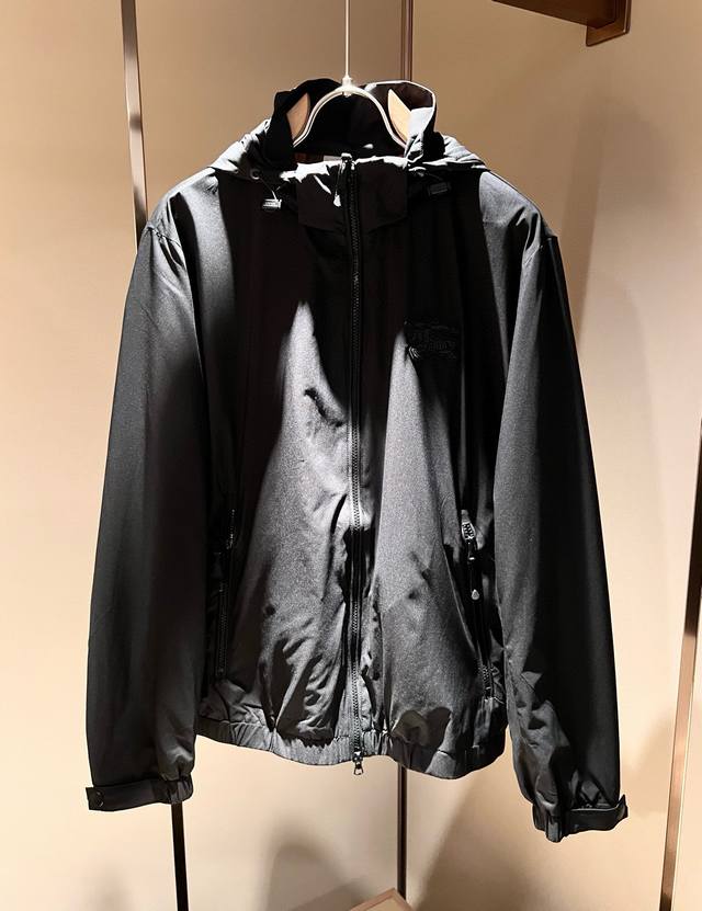 细节图！ Burber*Y巴*莉2025春夏新品夹克外套重磅来袭，最近比较火热的环保聚酯纤维记忆面料制作而成，高端户外运动休闲系列，非常火热运动风潮！Bur最新
