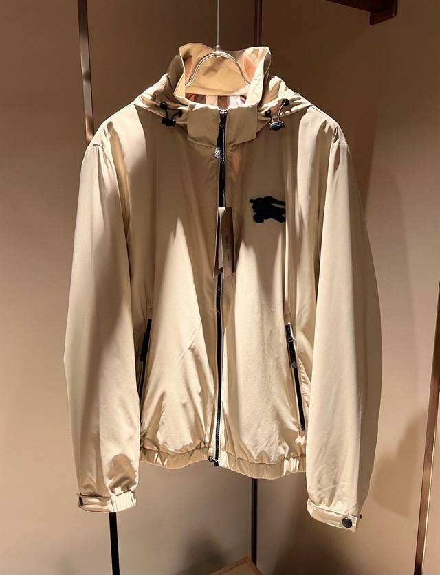 细节图！ Burber*Y巴*莉2025春夏新品夹克外套重磅来袭，最近比较火热的环保聚酯纤维记忆面料制作而成，高端户外运动休闲系列，非常火热运动风潮！Bur最新
