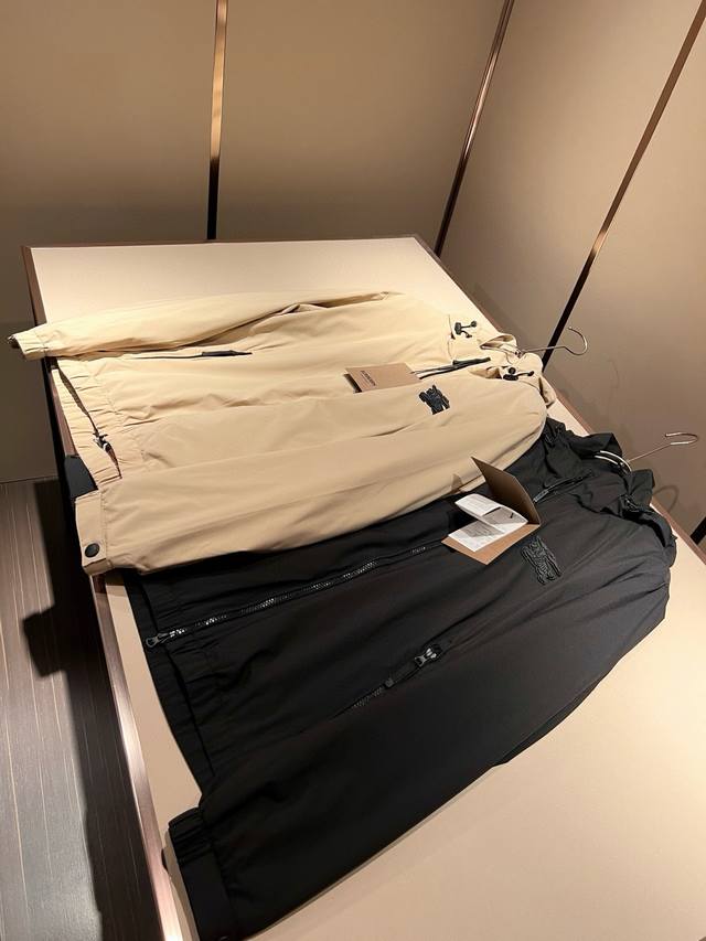 Burber*Y巴*莉2025春夏新品夹克外套重磅来袭，最近比较火热的环保聚酯纤维记忆面料制作而成，高端户外运动休闲系列，非常火热运动风潮！Bur最新研发的特殊