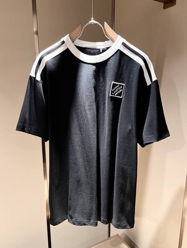 Louisvuitt*路易*登 2025春夏全新系列单品上线，非常时髦前卫的一款男女同款短袖T恤，标识Logo图案徽章修饰！区别于以往的不同，宣示品牌传承多年的
